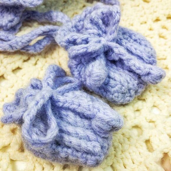 VTG Hand Knit Lavender Baby Bonnet and Booties Sz 0 Newborn - Picture 4 of 8
